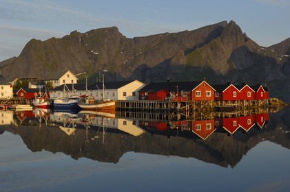Norvège, Nordland, Iles Lofoten, Ile de Moskenes, port de pêche de Hamnoy près de Reine au soleil de minuit