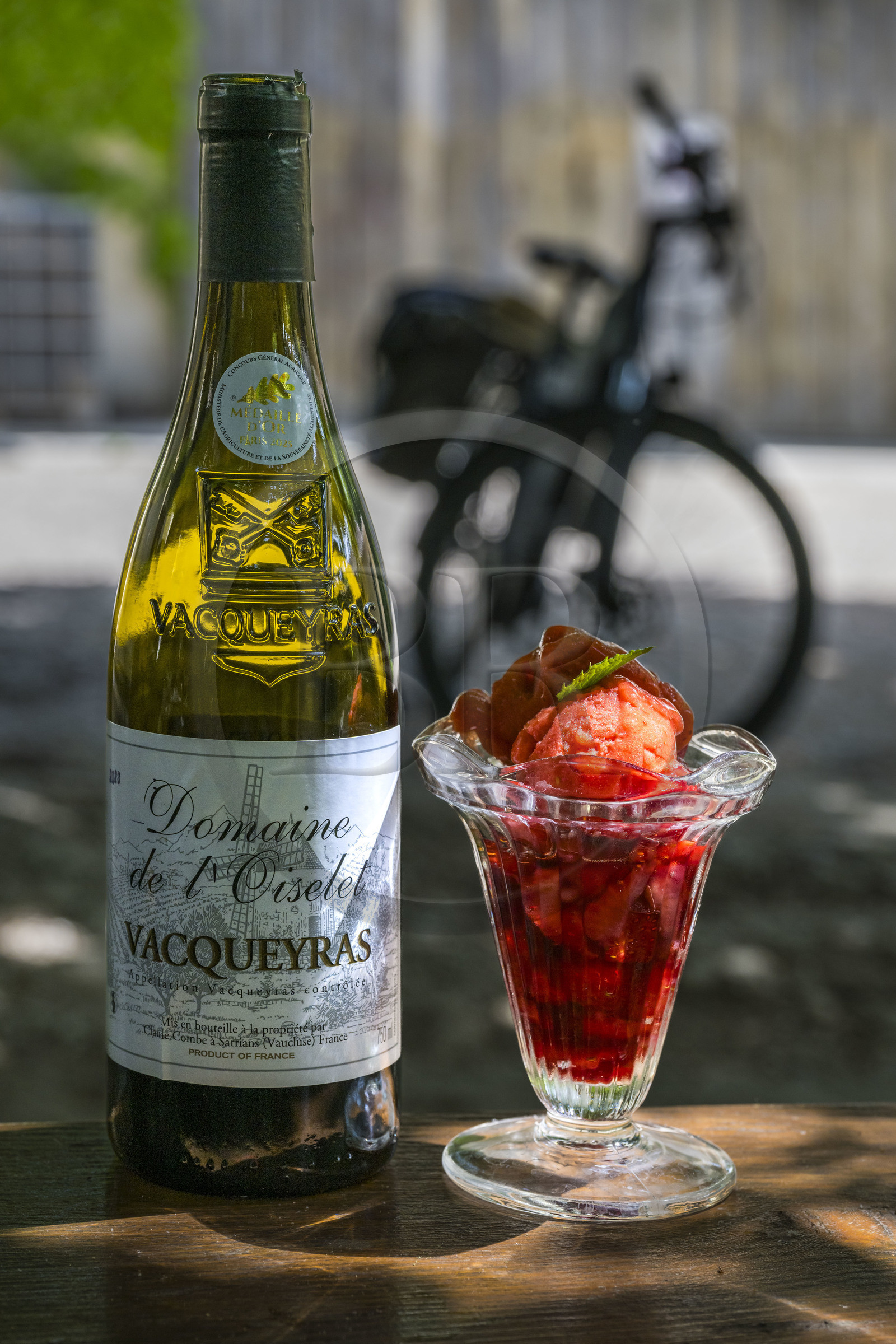 France, Vaucluse (84), Sarrians, Domaine de l'Oiselet, sorbet de fraise maison et bouteille de vin en appellation Vacqueyras controlée du domaine