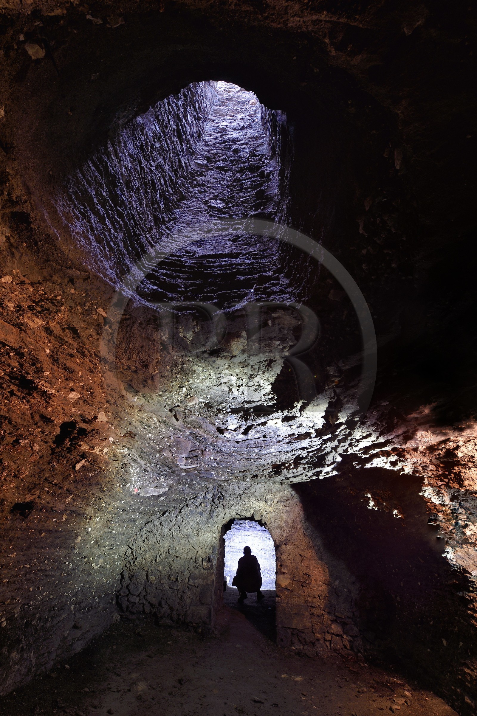 France, Puy-de-Dôme (63), Clermont-Ferrand, membre de l'association ACAVIC (Amis des Caves du Vieux Clermont) dans les galeries creusées dans les sous-sols en tuf du Conservatoire (ancien Lycée Blaise Pascal), puit d'aération en haut