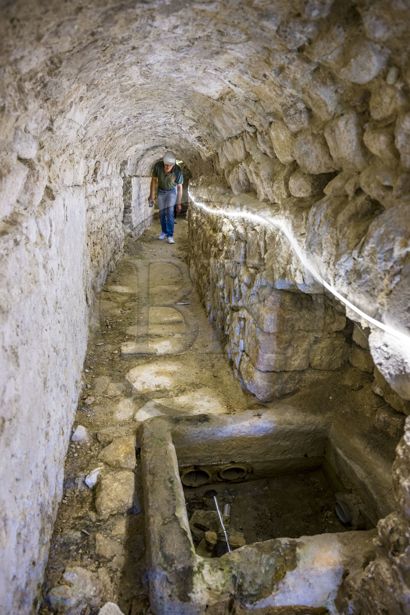 France, Vaucluse (84), Dentelles de Montmirail, Beaumes-de-Venise, chapelle Notre-Dame d'Aubune, tunnel creusé au XVI siècle pour canaliser la source d'Aubune