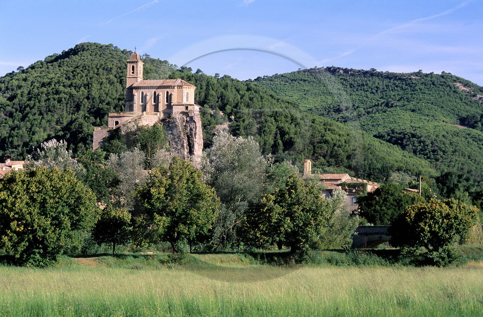 France, Drôme (26), Drôme provençale, Pierrelongue, église perchée dans les Baronnies