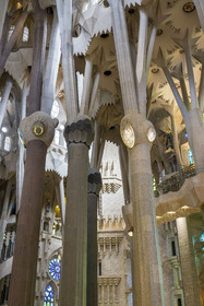 Espagne, Catalogne, Barcelone, quartier de l'Eixample, basilique de la Sagrada Familia de l'architecte du modernisme catalan Antoni Gaudi classée Patrimoine Mondial de l'UNESCO, colonnes de la nef centrale