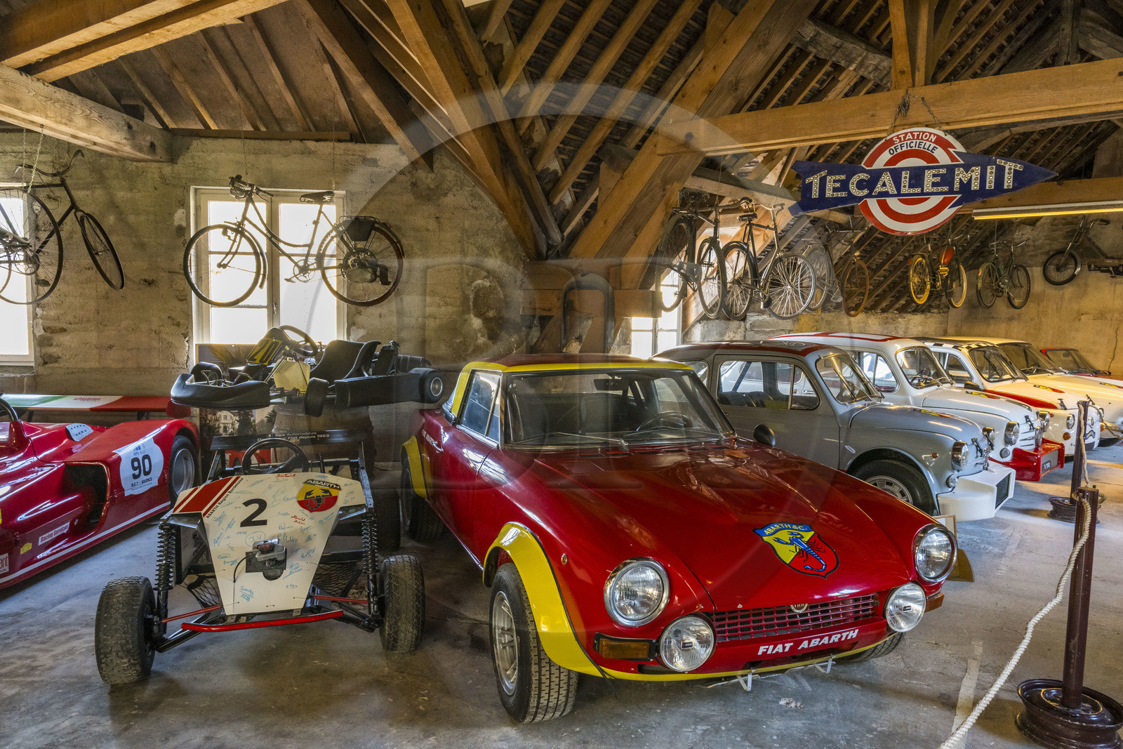 France, Côte-d'Or (21), Côte de Beaune, Savigny-les-Beaune, le chateau avec les musées et collections avions de chasse, voitures de course Abarth, motos, tracteurs enjambeurs, maquettes, camions de pompiers