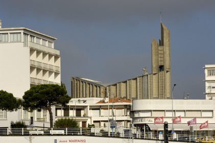 France, Charente-Maritime (17), Royan, le Front de Mer et l'église Notre-Dame