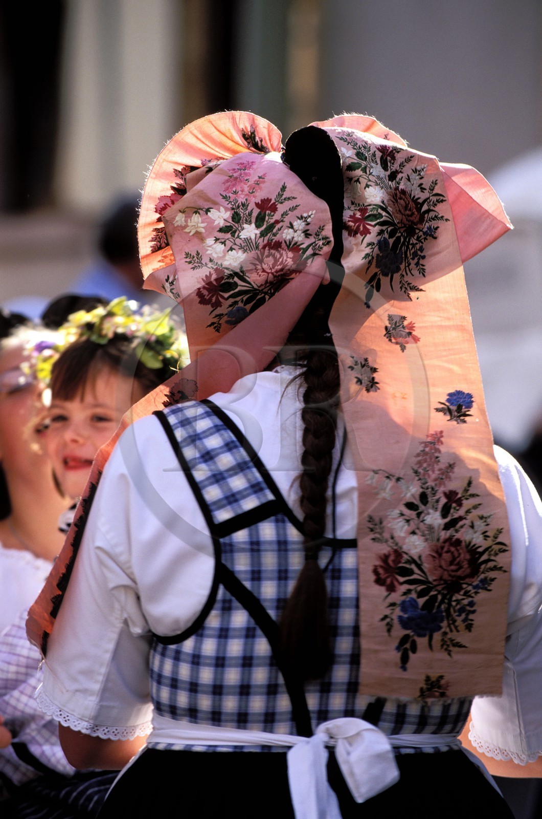 France, Haut-Rhin (68), Eguisheim, labellisé Les Plus Beaux Villages de France, fête du vin, fillette en costume et coiffe alsacienne