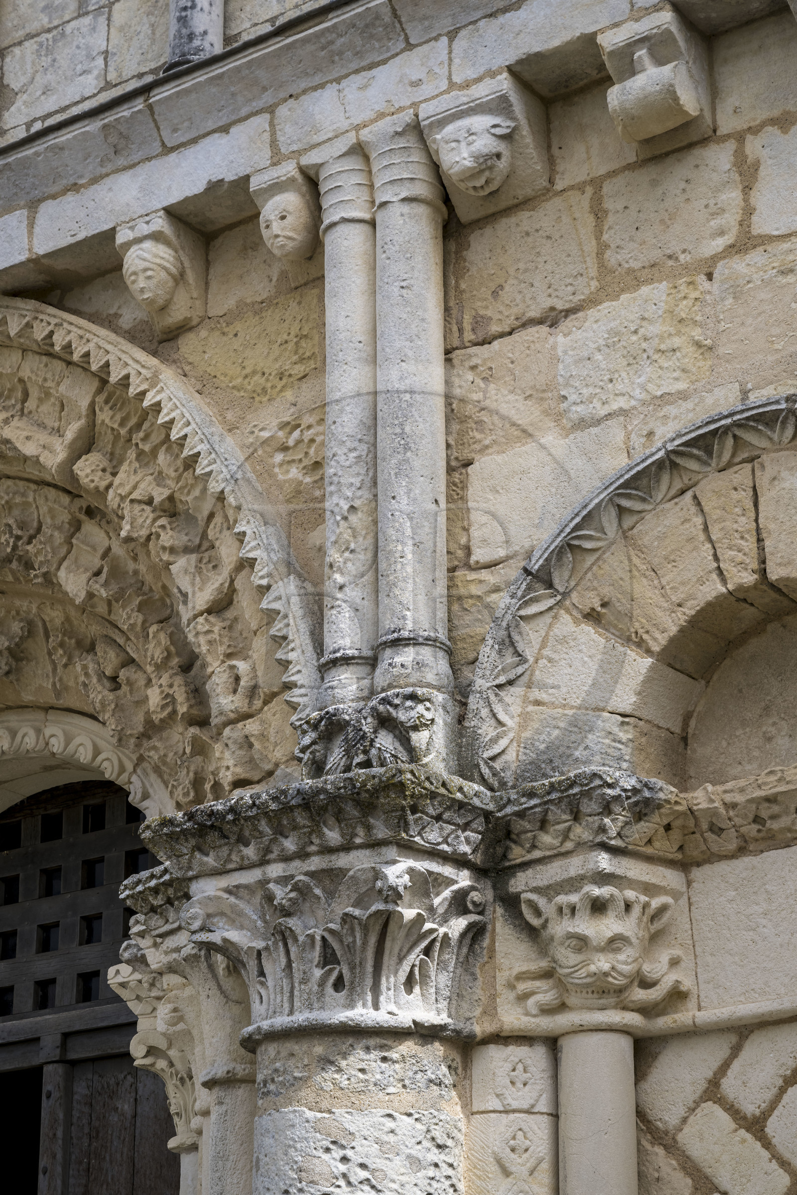 France, Charente-Maritime (17), Echillais, l'église romane Notre-Dame du XIIe siècle classée monument historique, chapiteaux de la facade occidentale