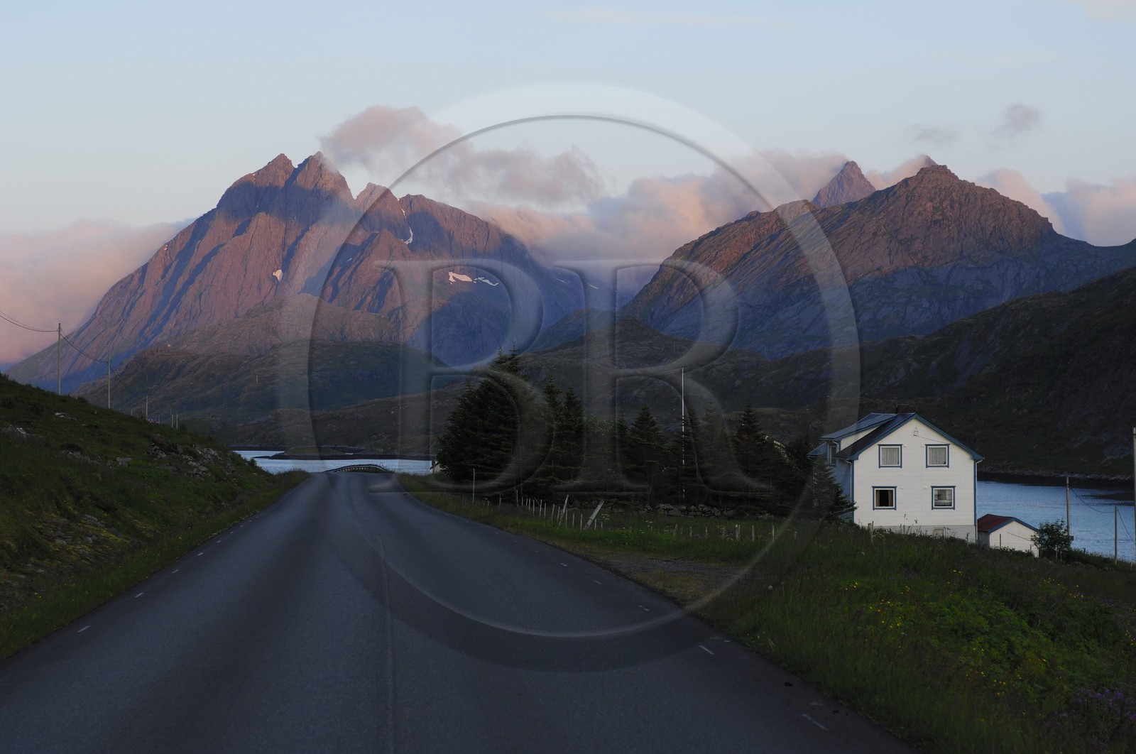 Norvège, Nordland, Iles Lofoten, Ile de Moskenes, le Selfjorden au soleil de minuit