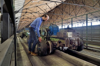 France, Puy-de-Dôme (63), Clermont-Ferrand, Pistes d'essai de l'usine Michelin de Cataroux, des chariots lestés de plomb y faisaient d'incessants va-et-vient pour tester les pneus
