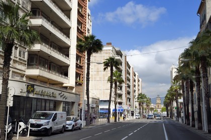 France, Var (83), Toulon, l'arrière des barres d'immeubles conçues par De Mailly suite aux bombardements de 1944 sur l'avenue de la Republique qui mène à la base navale (Arsenal)