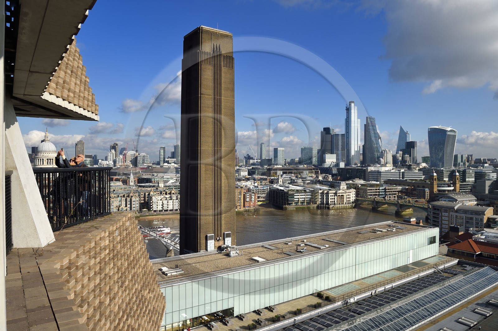 Royaume-Uni, Londres, quartier de Southwark, terrasse de la Switch House à la Tate Modern au bord de la Tamise et les gratte-ciels de la City avec la tour 20 Fenchurch Street surnommée le Talkie-Walkie conçu par l'architecte Rafael Vinoly à droite