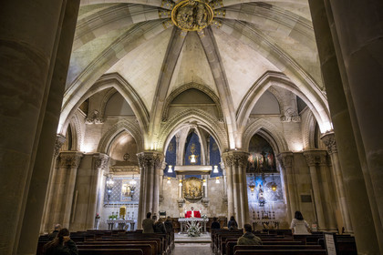 Espagne, Catalogne, Barcelone, quartier de l'Eixample, basilique de la Sagrada Familia de l'architecte du modernisme catalan Antoni Gaudi classée Patrimoine Mondial de l'UNESCO, la crypte du temple de style néo-gothique sert d’église paroissiale, le prêtre Joby Sebastian Kappiparambil célèbre la messe