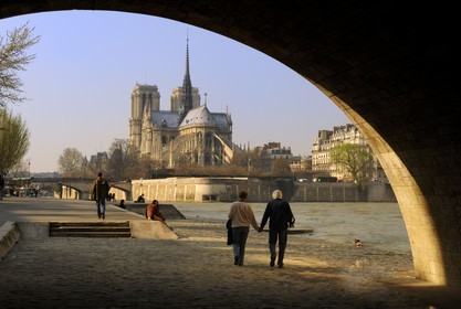 France, Paris (75), les rives de la Seine, classées Patrimoine Mondial de l'UNESCO, la cathédrale Notre-Dame et couple d'amoureux