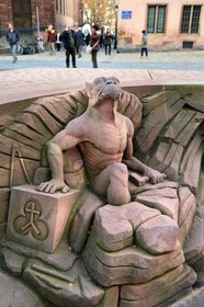 France, Bas-Rhin (67), Strasbourg, vieille ville classée au Patrimoine Mondial de l'UNESCO, place du Château, chimère s'extrayant de la pierre avec le regard pointé vers le sommet de la Cathédrale