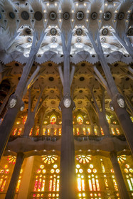 Espagne, Catalogne, Barcelone, quartier de l'Eixample, basilique de la Sagrada Familia de l'architecte du modernisme catalan Antoni Gaudi classée Patrimoine Mondial de l'UNESCO,  le côté facade de la Passion de la Nef aux vitraux aux couleurs chaudes et la voute en haut
