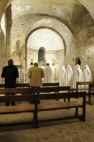 France, Manche (50), l'abbaye du Mont-Saint-Michel, classé Patrimoine Mondial de l'UNESCO, l'église abbatiale, frères et soeurs des Fraternités Monastiques de Jérusalem les Laudes dans la chapelle des Trentes Cierges