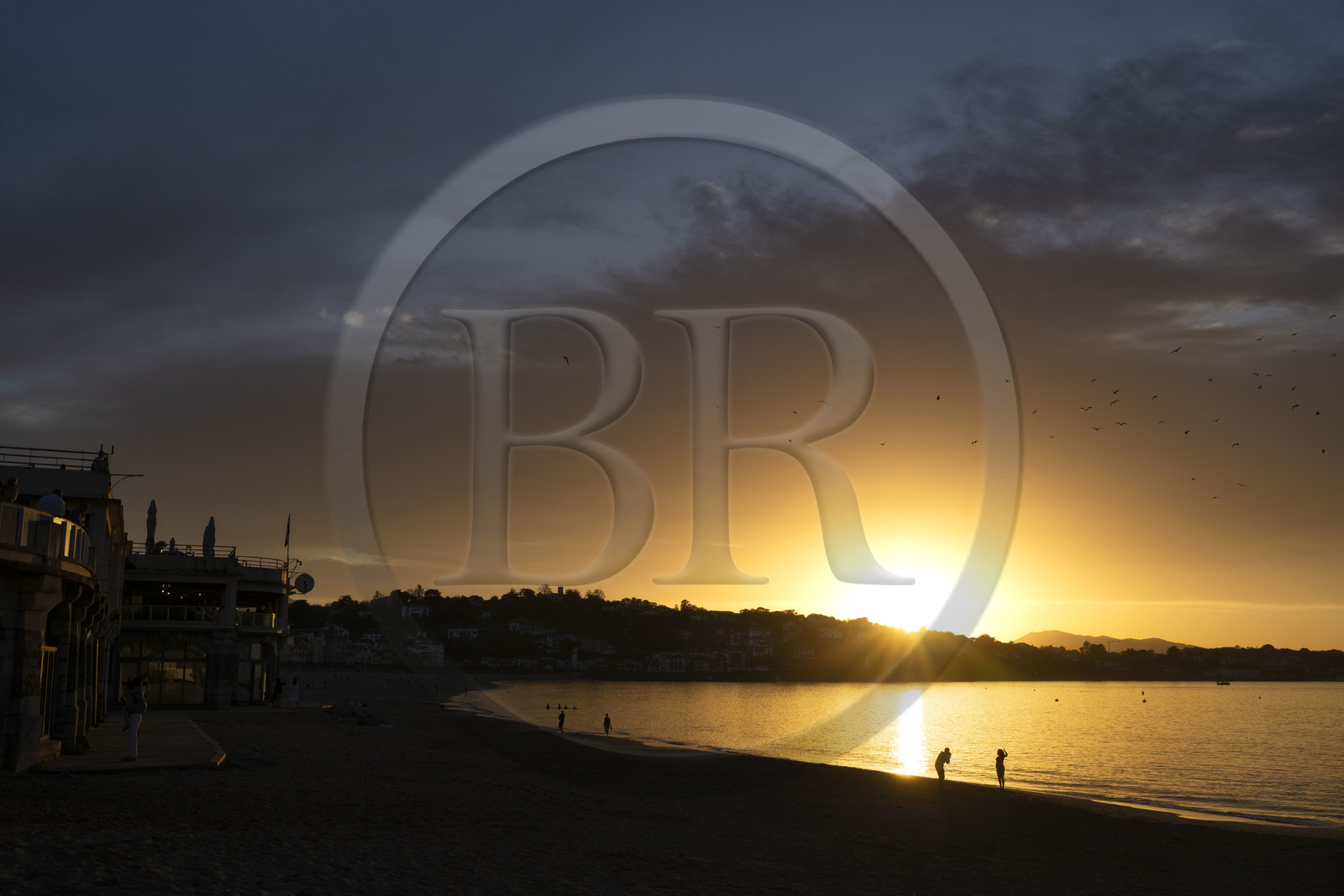 France, Pyrénées-Atlantiques (64), Pays-Basque, Saint-Jean-de-Luz, promeneurs sur la Grande Plage et la côte de Ciboure dans la baie en arrière plan