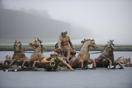France, Yvelines (78), château de Versailles, classé Patrimoine Mondial de l'UNESCO, le bassin d' Apollon dans la brume hivernale