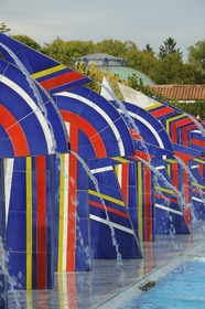 France, Vosges (88), Station thermale de Contrexéville, La place des fontaines, place rectangulaire affirmée par son sol en pavés porphyre, elle porte les 24 fontaines de marbres de Carrare et de lave émaillée, dressées entre 2,50 et 3,50 mètres