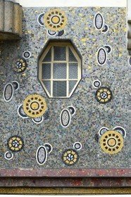 France, Ille-et-Vilaine (35), Rennes, immeuble Poirier (1931) au 7 avenue Janvier valorisé par de larges bandes de mosaïque Odorico et un décor en rondins dorés