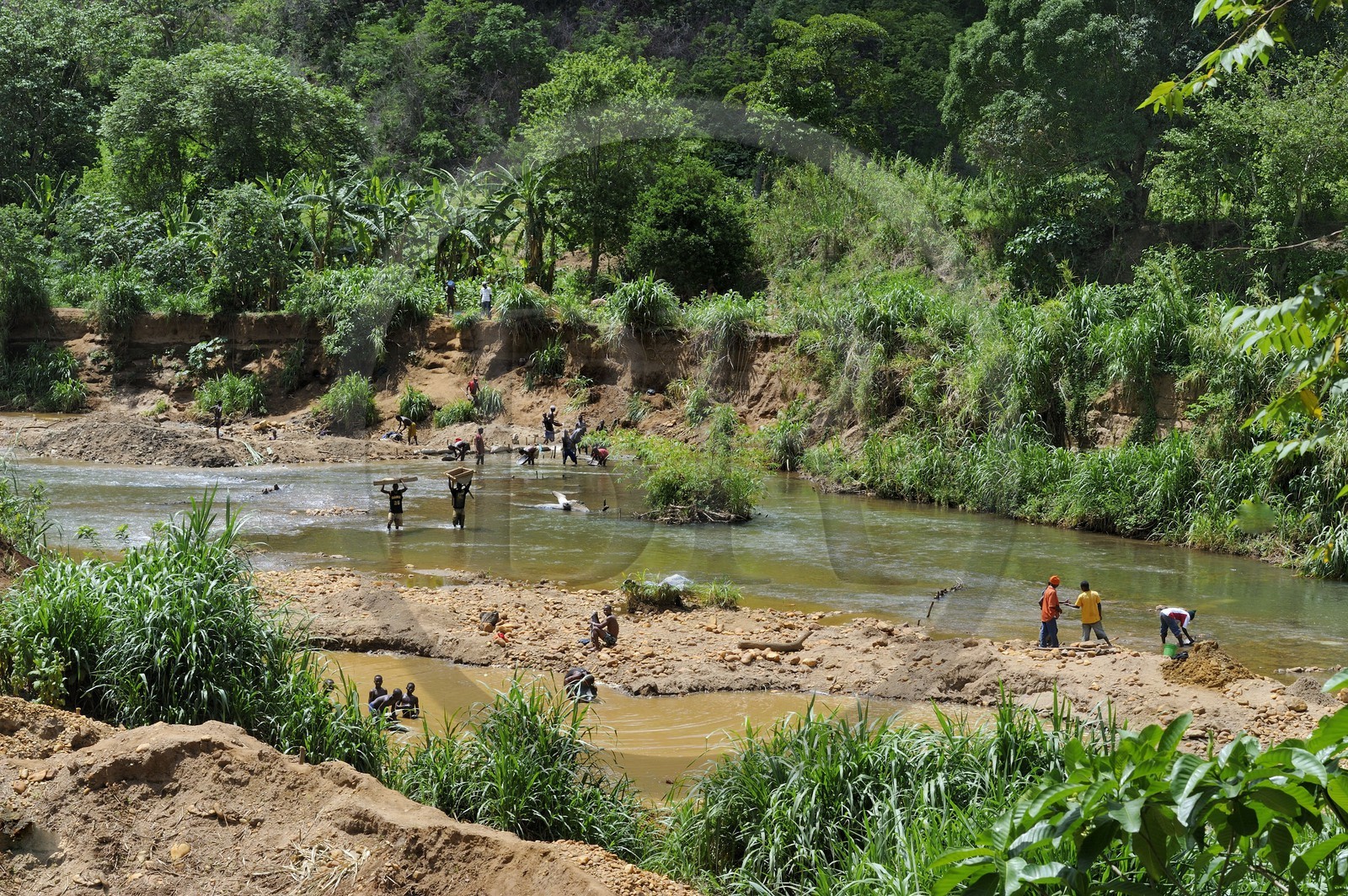 Tanzanie, région de Morogoro, les Monts Uluguru, prospecteurs d' Or sur la rivière Ruvu