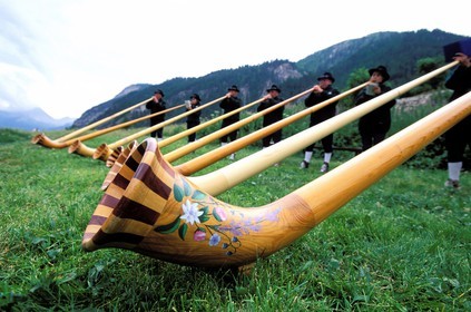 France, Hautes-Alpes (05), Vallée Etroite à la frontière franco-italienne, joueurs de cors des Alpes de la formation les Briansonneurs