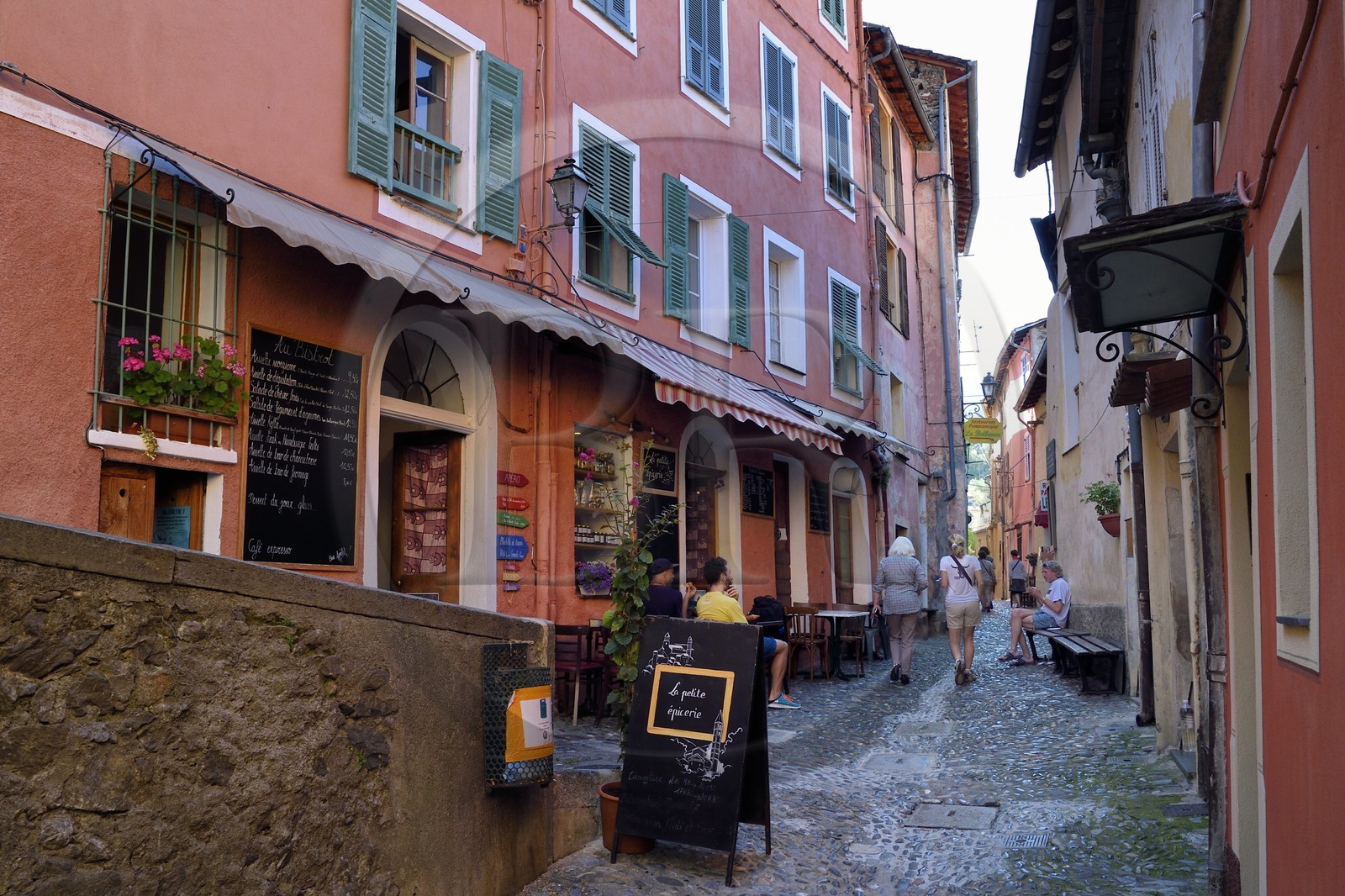 France, Alpes-Maritimes (06), vallée de la Roya (arrière-pays niçois), au pied du parc national du Mercantour, Saorge, la Petite Epicerie, café et épicerie