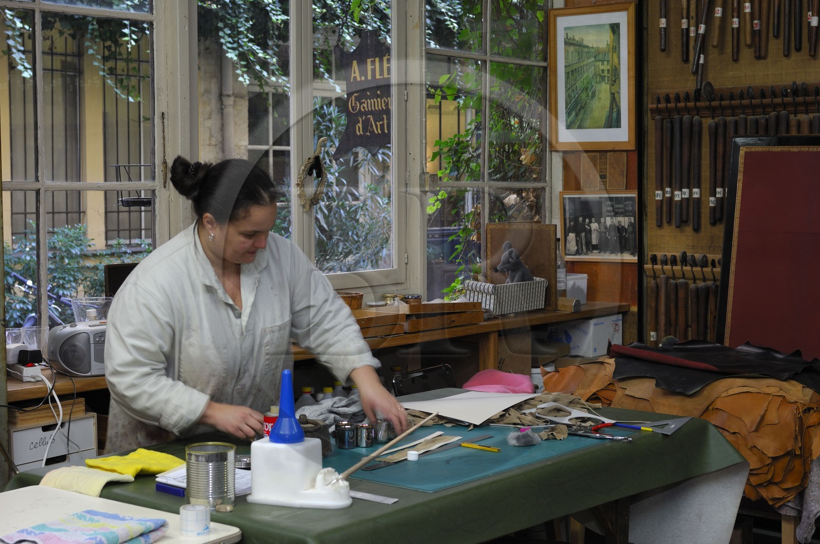 France, Paris (75), passage l'Homme (26 rue de Charonne), atelier de gainier d'art et d'ameublement de Maris-Jeanne Greenaway