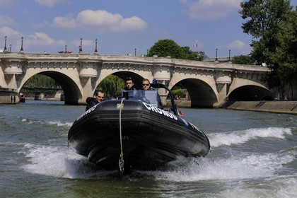 France, Paris (75), la brigade fluviale de la préfecture de Police en patrouille sur la Seine devant le Pont Neuf
