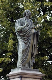Pologne, Kujavie-Poméranie, ville de Torun, statue de Copernic natif de la ville sur la place du marché de la vieille ville