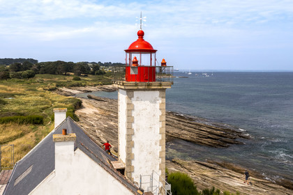 France, Morbihan (56), Ile de Groix, Locmaria, réserve naturelle géologique François Le Bail, le phare de la Pointe des Chats (vue aérienne)