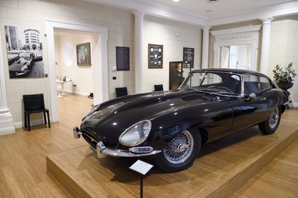 Italie, Emilie-Romagne, Fontanellato aux environs de Parme, Labyrinthe du Masone (Labirinto della Masone) créé par l'éditeur italien Franco Maria Ricci, dédale composé de plus de 200.000 bambous, le musée avec sa jaguar E type de 1961