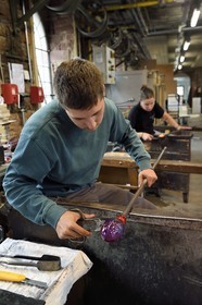 France, Moselle (57), Meisenthal, Centre international d’Art verrier (CIAV), l'atelier de soufflage, fabrication artisanale d'une boule de Noël, façonnage à la sortie du moule de soufflage