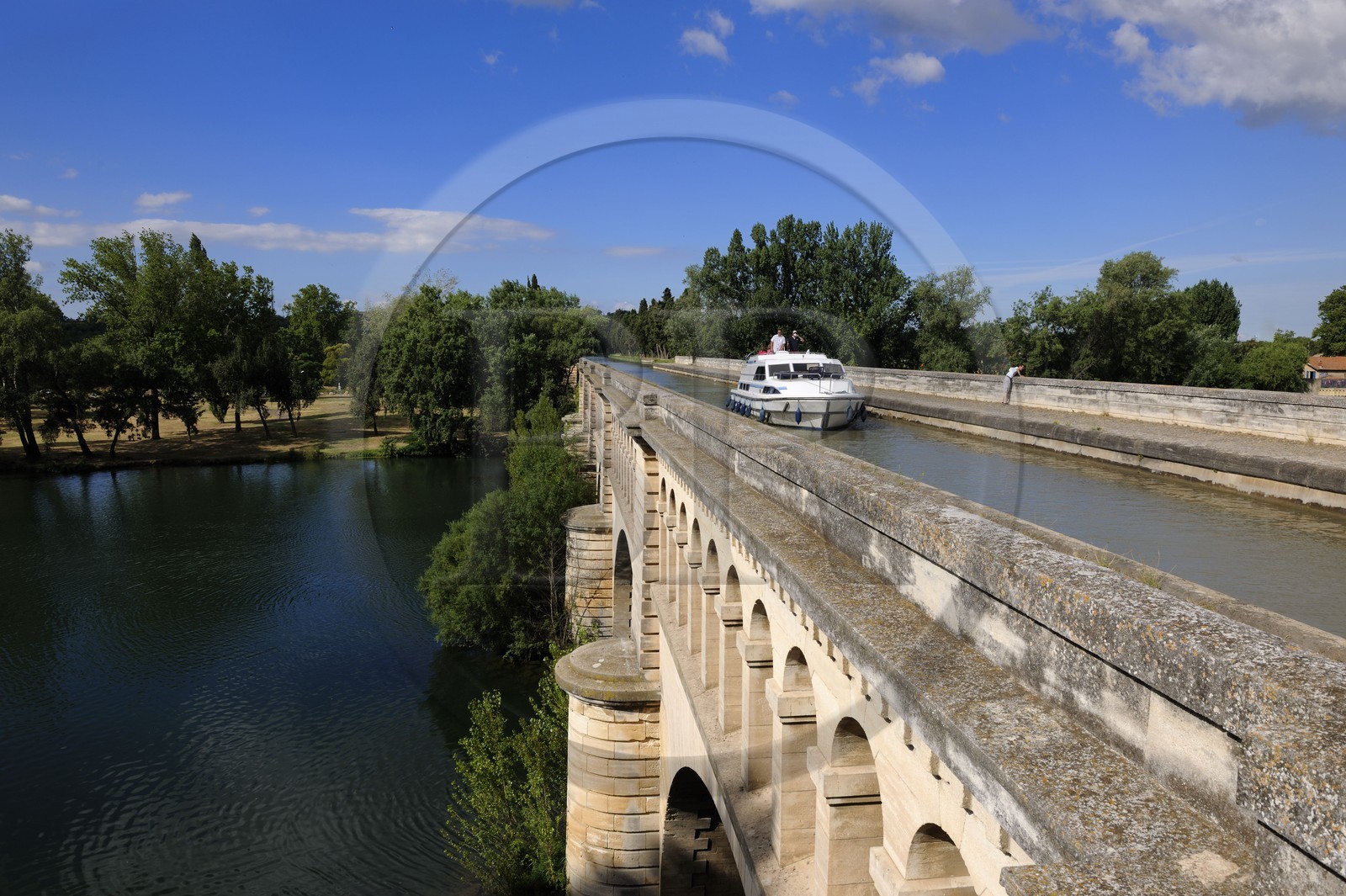 France, Hérault (34), Béziers, le Pont Canal du Canal du Midi, classé Patrimoine Mondial de l'UNESCO, passant sur la rivière Orb