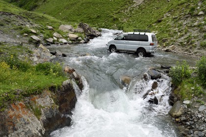 Géorgie, Kakheti, Parc national de Touchétie, vallée de la rivière Alazani dans les montagnes de Pirikiti, voiture franchissant la rivière à gué