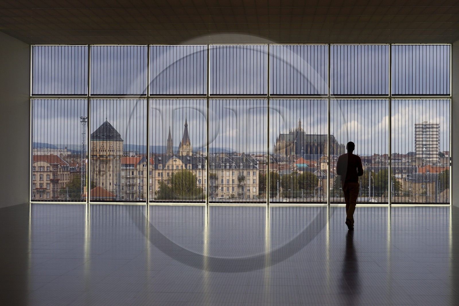 France, Moselle (57), Metz, quartier de l'Amphithéâtre, le Centre Pompidou-Metz, centre d'art conçus par les architectes Shigeru Ban et Jean de Gastines, vue sur Metz depuis la Galerie 3