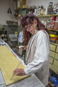 France, Hauts-de-Seine (92), Colombes, l'artiste et laqueur Isabelle Emmerique dans son atelier