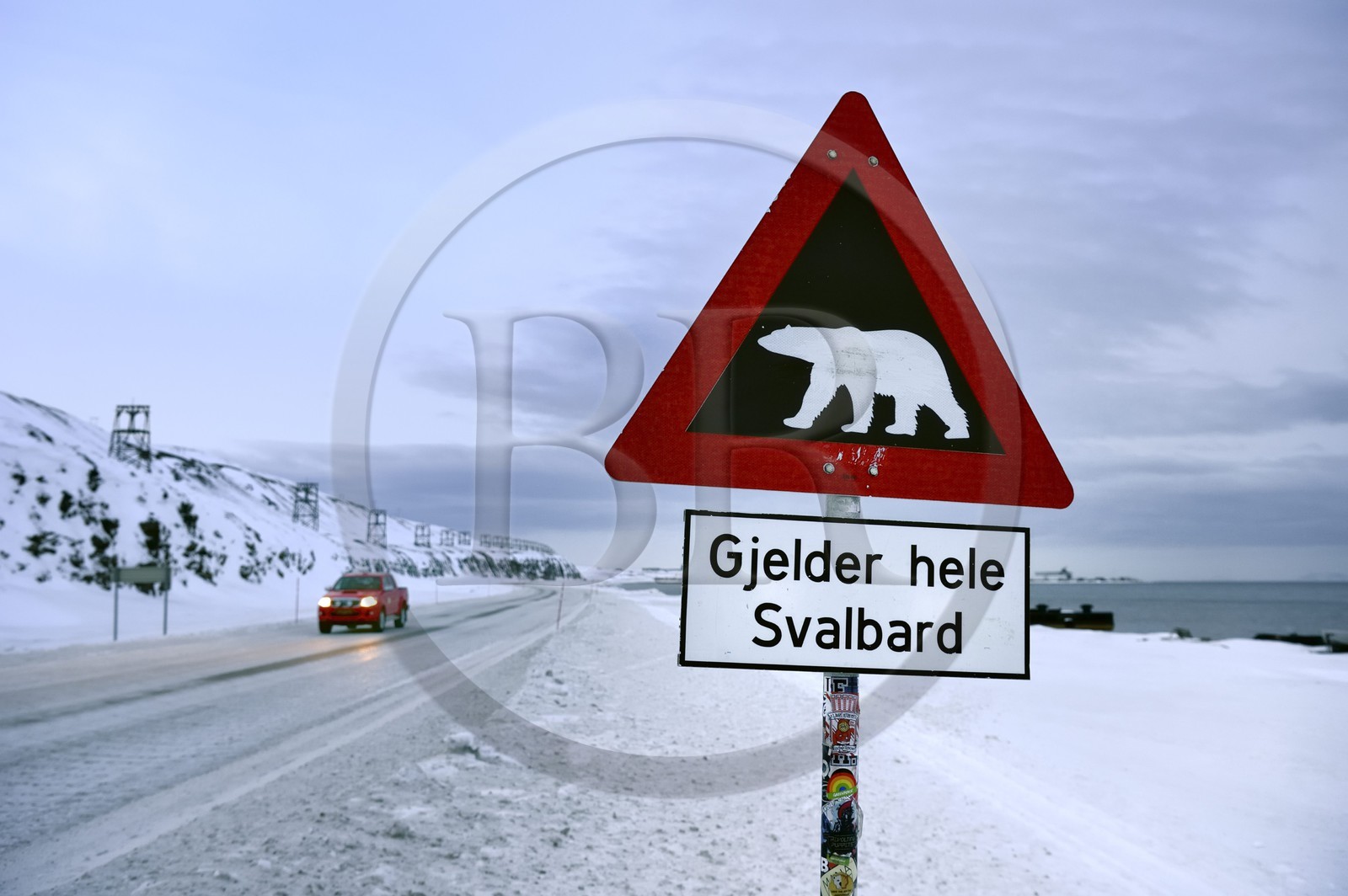 Norvège, Svalbard, Spitzberg, Longyearbyen, panneau de signalisation de danger potentiel de présence d'ours blanc, Gjelder hele Svalbard s'applique à tout le Svalbard