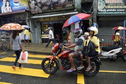Sri Lanka, Province du Centre, Nawalapitiya, famille à moto