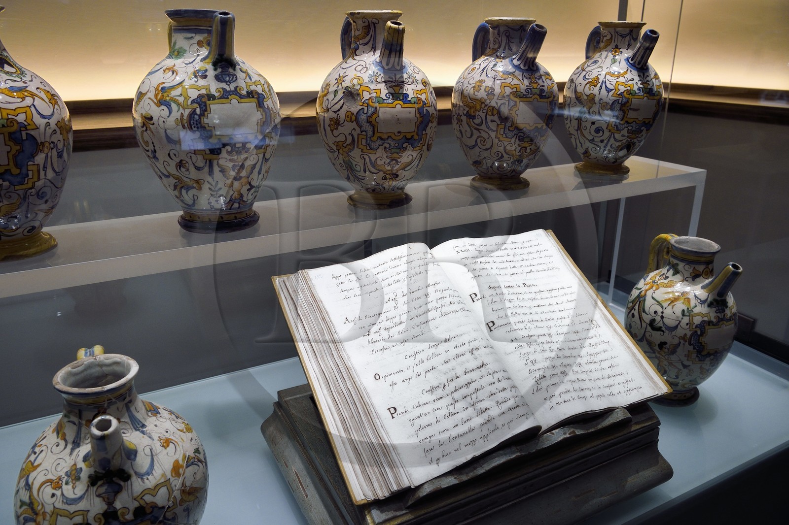 Italie, Toscane, Florence, centre historique classé Patrimoine Mondial de l'UNESCO, Officina profumo, farmaceutica di Santa Maria Novella, ancienne officine d'apothicaire italienne devenue une maison de parfum et de soins corporels, poteries anciennes décorées de grotesques et manuscrit donnant le secret de la lutte contre la peste