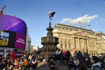 Royaume-Uni, Londres, Piccadilly Circus, foule assise au pied de la statue d'Eros