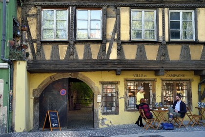 France, Bas-Rhin (67), Strasbourg, vieille ville classée Patrimoine Mondial de l'UNESCO, les bords de l'ill au n°23 quai des Bateliers, maison en pans de bois de la seconde moitié du XVIIème siècle avec des sculptures sur les poutres de la façade