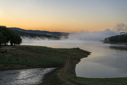 France, Nièvre (58), Parc naturel régional du Morvan, Chaumard, lac de Pannecière  dans la brume du petit matin