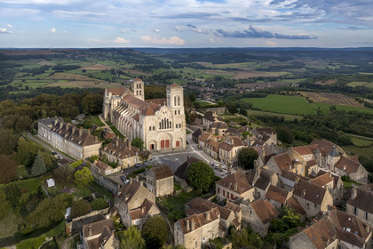 France, Yonne (89), parc naturel régional du Morvan, Vézelay, classé au Patrimoine Mondial de l'UNESCO, labellisé Les Plus Beaux Villages de France, point de départ de l'une des principales voies de pèlerinage de Saint-Jacques-de-Compostelle, la colline et la basilique Sainte-Marie-Madeleine (vue aérienne)