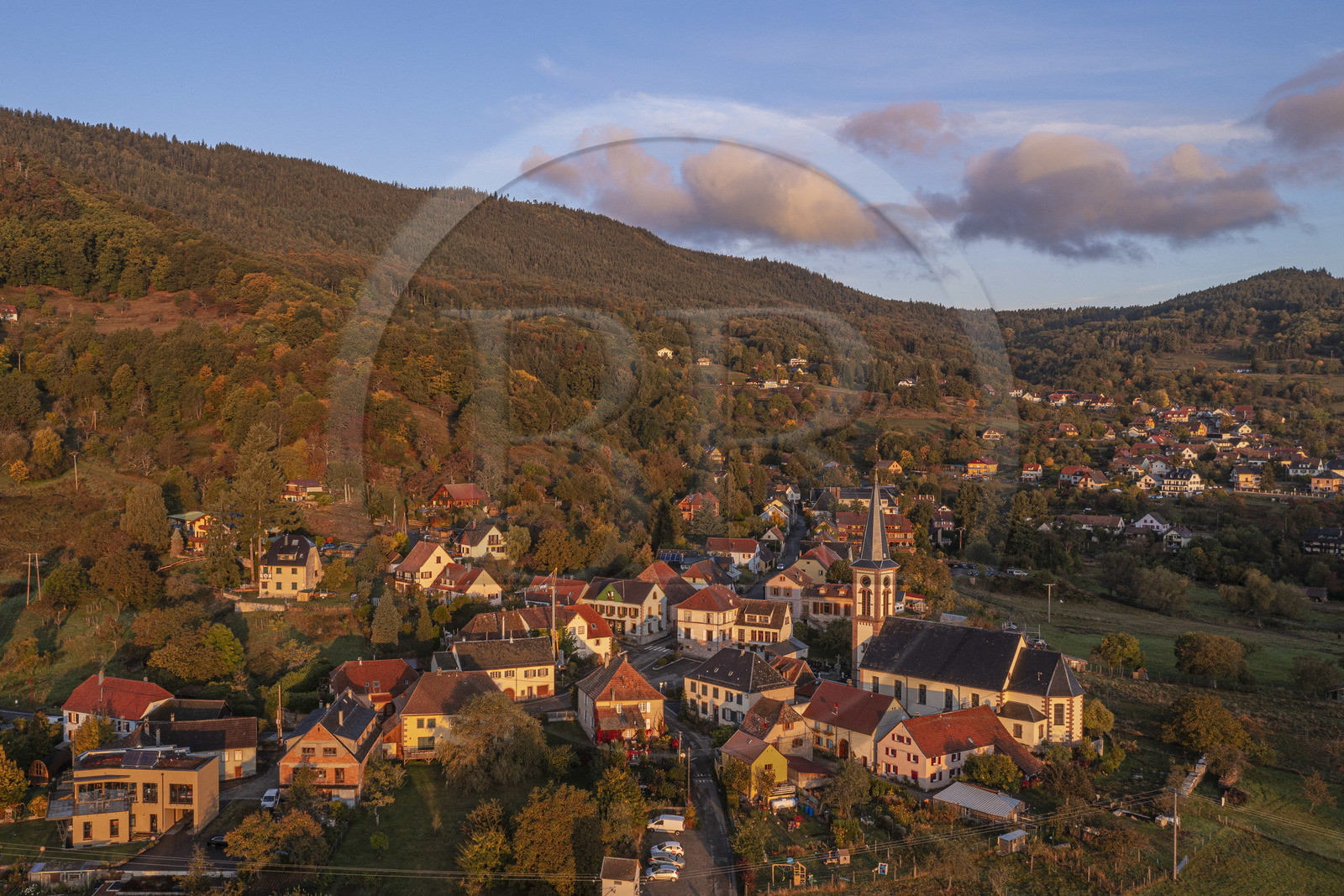 France, Haut-Rhin (67), Thannenkirch, randonnée dans le massif du Taennchel qui surplombe le village (vue aérienne)