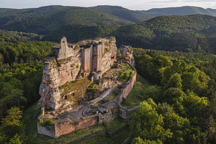 France, Bas-Rhin (67), Parc naturel régional des Vosges du Nord, Lembach, chateau de Fleckenstein (vue aérienne)