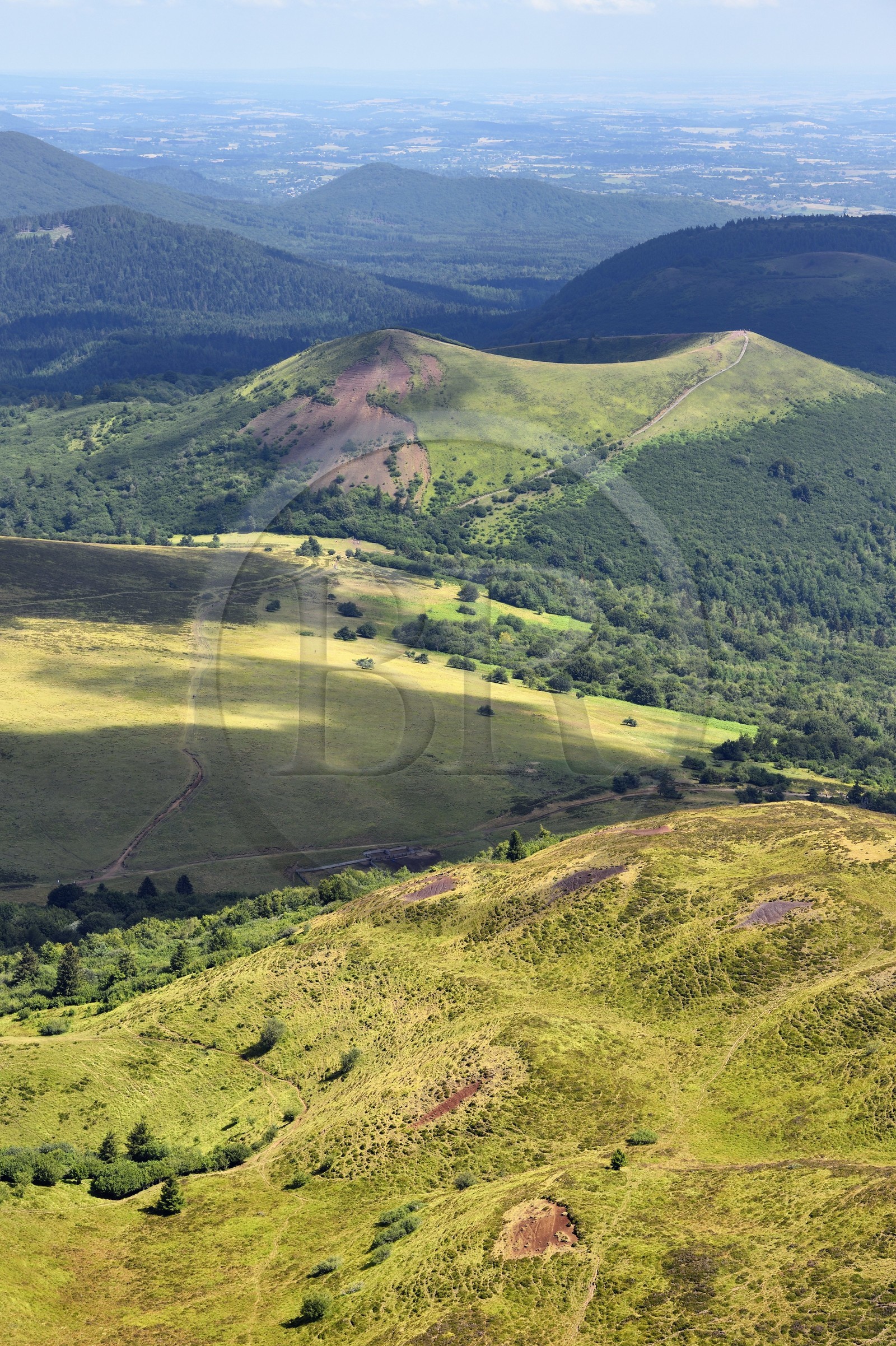France, Puy-de-Dôme (63), Parc Naturel Régional des Volcans d'Auvergne, Chaine des Puys classée Patrimoine Mondial de l’UNESCO, le Traversin et le sentier menant au cratère du Puy Pariou