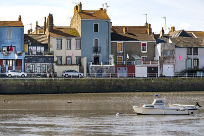 France, Loire-Atlantique (44), Paimboeuf, la maison de l'artiste Dominique Leroy décorée avec des milliers de composants électroniques, sur le quai Sadi Carnot