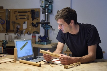 France, Var (83), Toulon, ancien quartier du petit Chicago devenu quartier des Arts, le designer Antoine Boudin dans son atelier, inventeur notamment du kit de couverts en canne de Provence