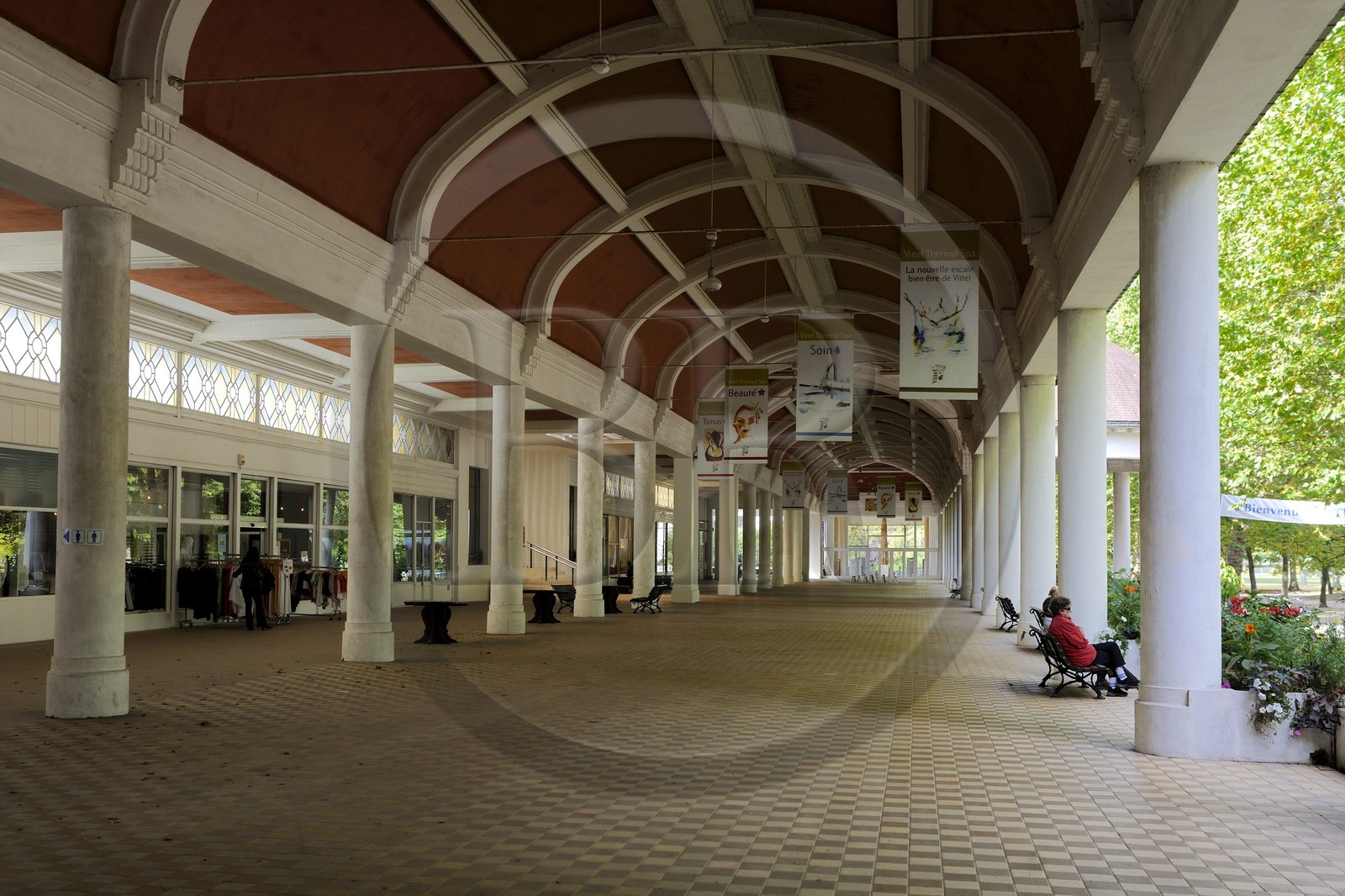France, Vosges (88), Station thermale de Vittel, la Grande Galerie sous laquelle se promenait toute la vie mondaine de la Belle Epoque