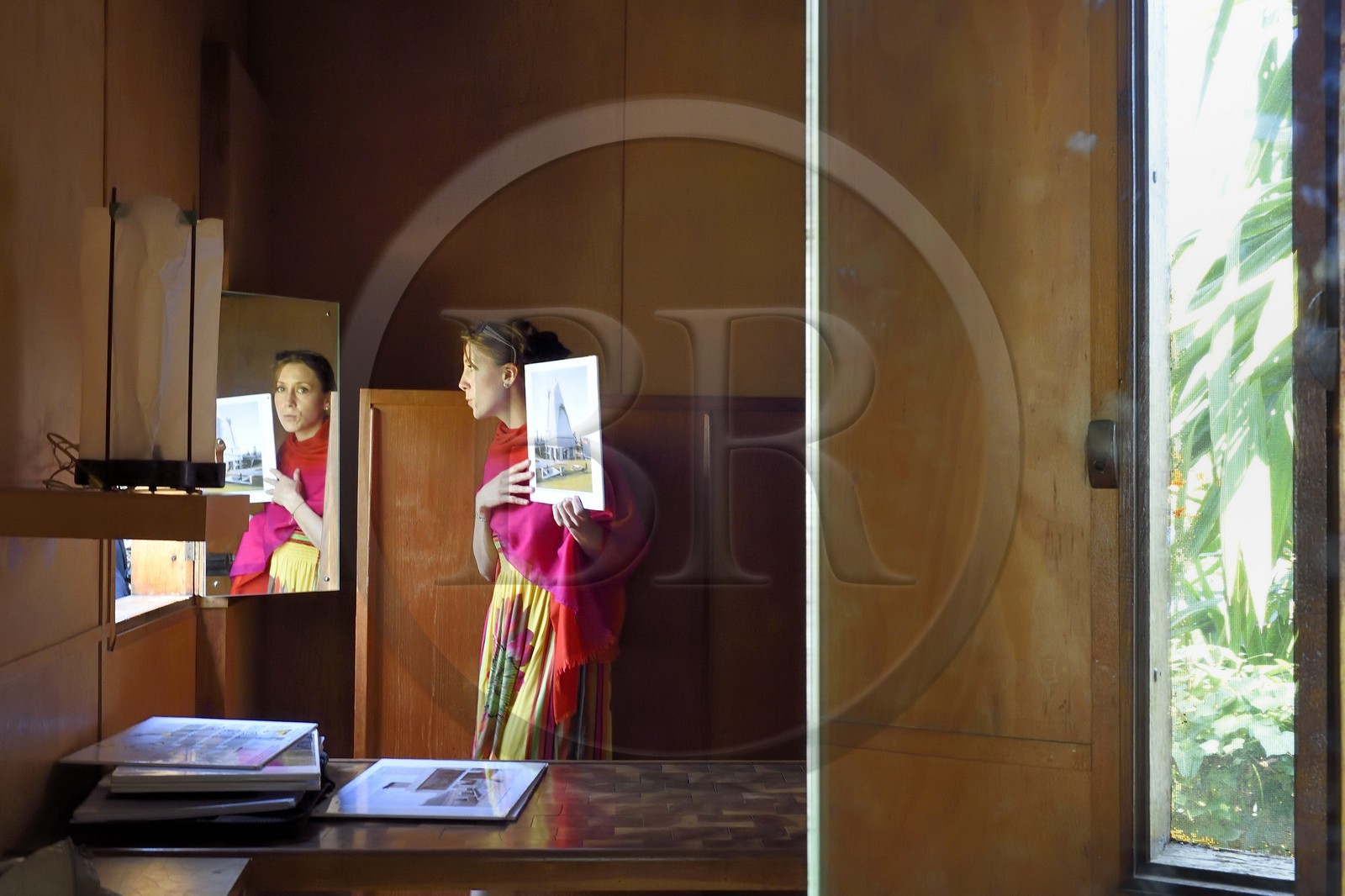 France, Alpes-Maritimes (06), Roquebrune-Cap-Martin, Cap Martin, cabanon Le Corbusier de 1952, jeu de miroirs autours de la fenêtre (Demande d'autorisation nécessaire avant publication)